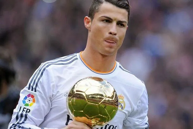 Người hâm mộ trên toàn thế giới quan tâm cầu thủ Ronaldo sinh năm bao nhiêu