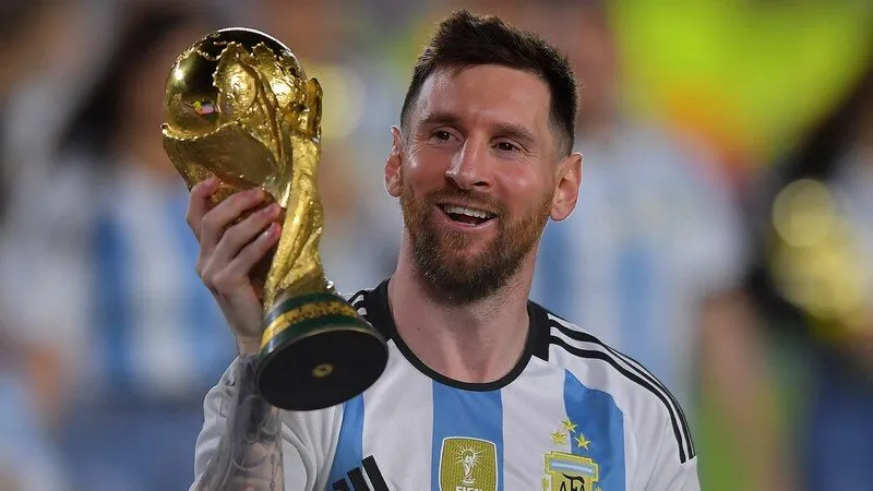 Thu nhập hàng tuần của Lionel Messi, khi tính theo tiền Việt, lên tới hơn 36 tỷ đồng